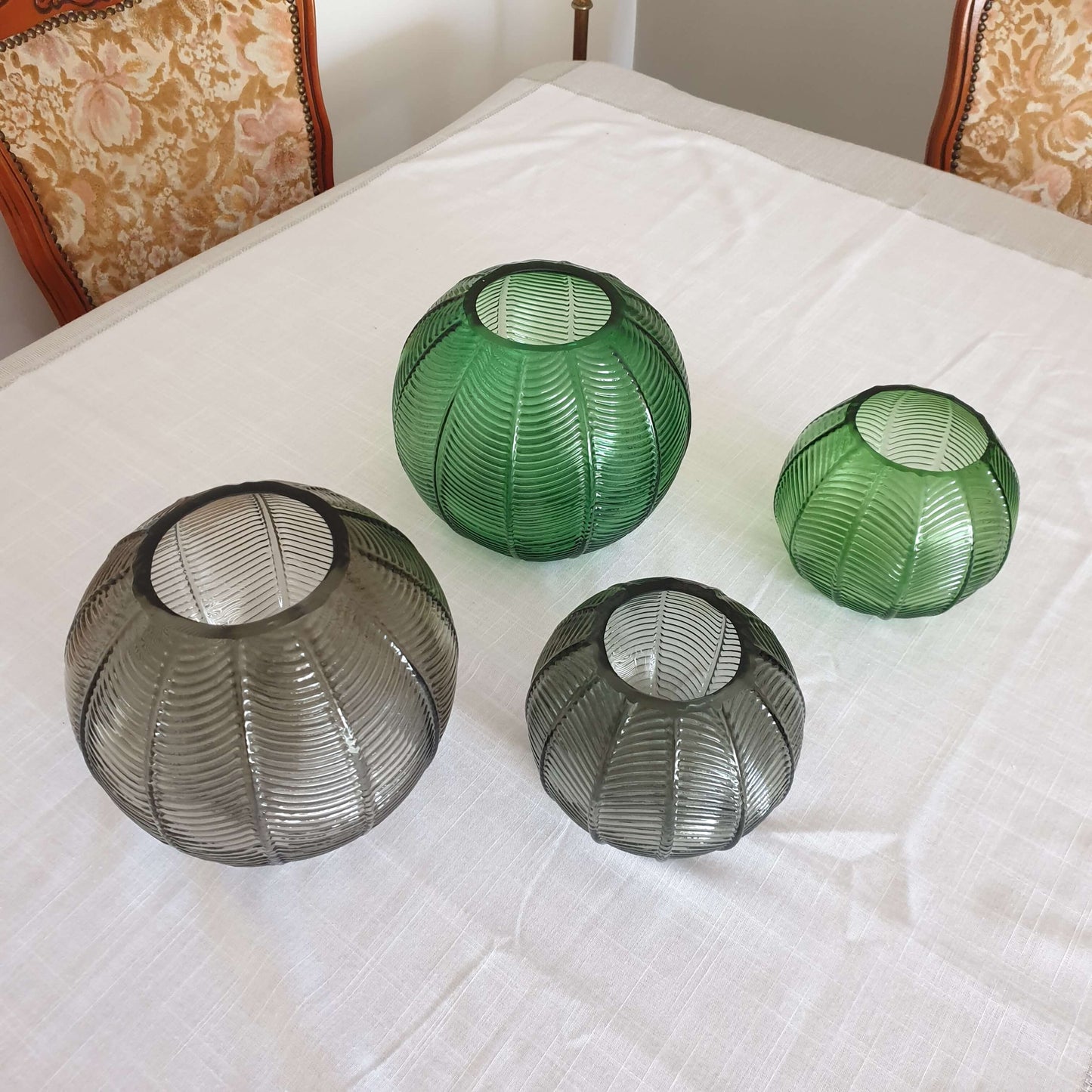 Vase sphérique strié au style art déco  مزهرية زجاج